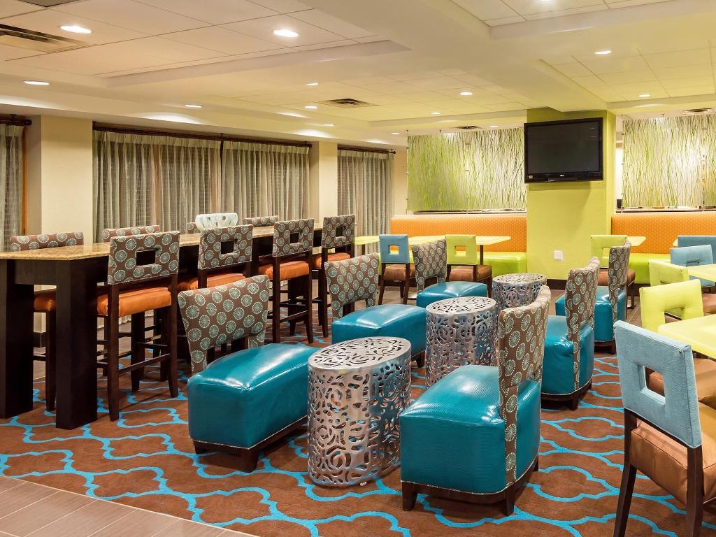 La Quinta Inn & Suites by Wyndham Tampa North - image 3