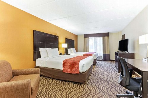 La Quinta Inn & Suites by Wyndham Tampa North - image 30