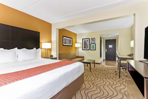 La Quinta Inn & Suites by Wyndham Tampa North - image 32