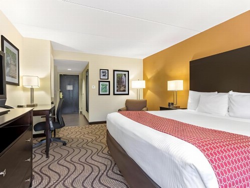 La Quinta Inn & Suites by Wyndham Tampa North - image 38