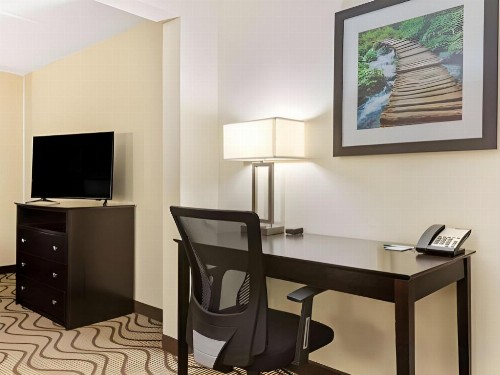 La Quinta Inn & Suites by Wyndham Tampa North - image 39