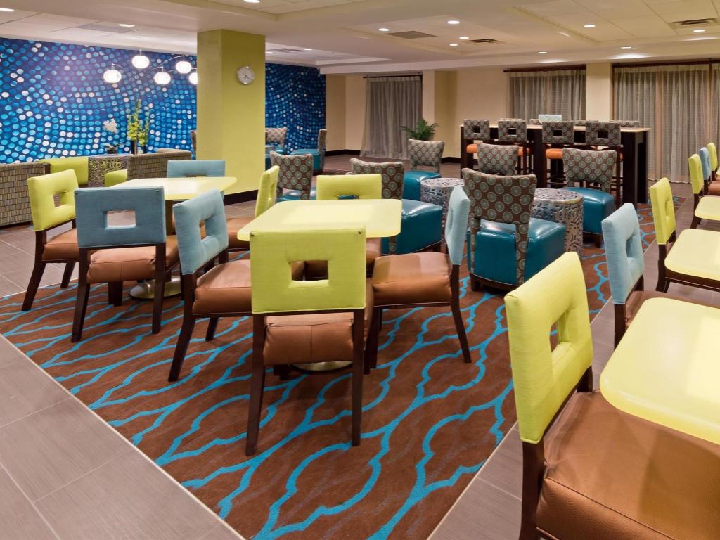 La Quinta Inn & Suites by Wyndham Tampa North - image 4