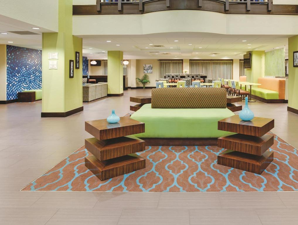 La Quinta Inn & Suites by Wyndham Tampa North - image 5