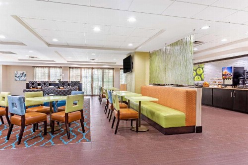 La Quinta Inn & Suites by Wyndham Tampa North - image 6