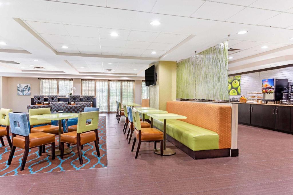 La Quinta Inn & Suites by Wyndham Tampa North - image 6