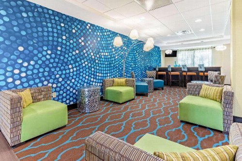 La Quinta Inn & Suites by Wyndham Tampa North - image 7