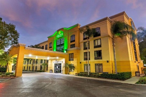 La Quinta Inn & Suites by Wyndham Tampa North - image 8