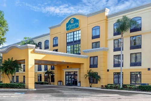 La Quinta Inn & Suites by Wyndham Tampa North - image 9