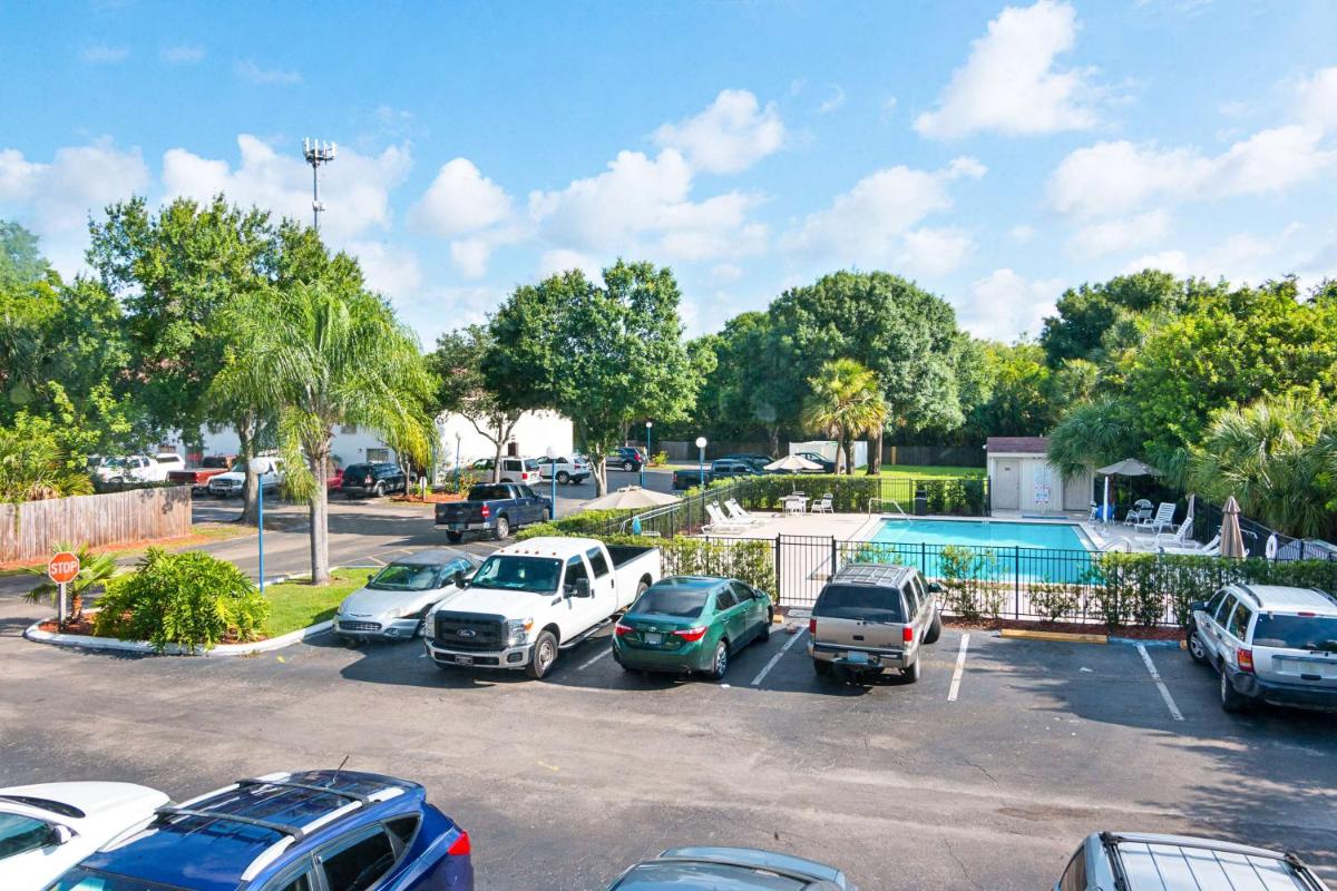 Motel 6-Tampa FL - Fairgrounds - image 2