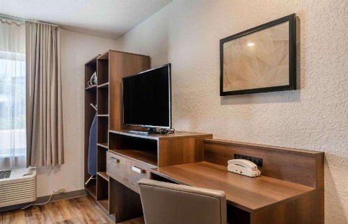 WoodSpring Suites Tampa Brandon - image 16