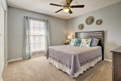 Tampa Townhome with Pool Near Top Attractions! - image 12