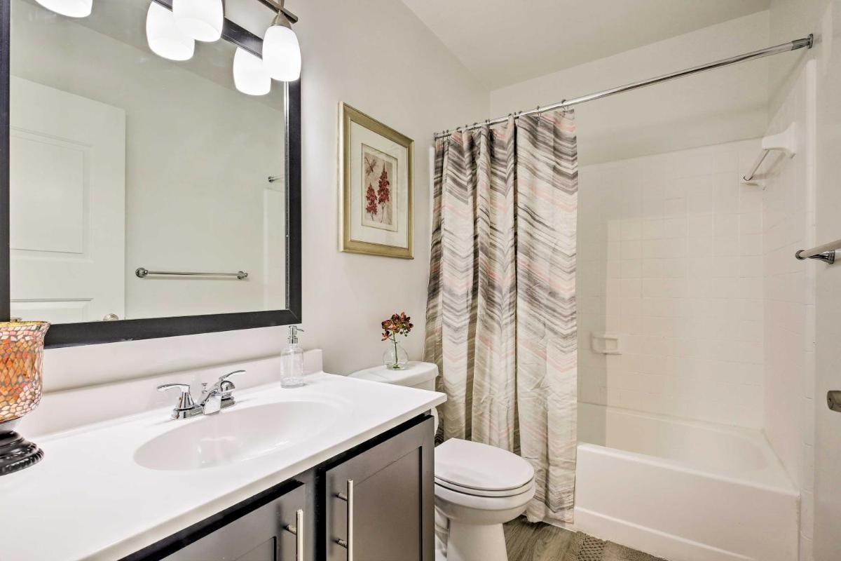 Tampa Townhome with Pool Near Top Attractions! - image 2