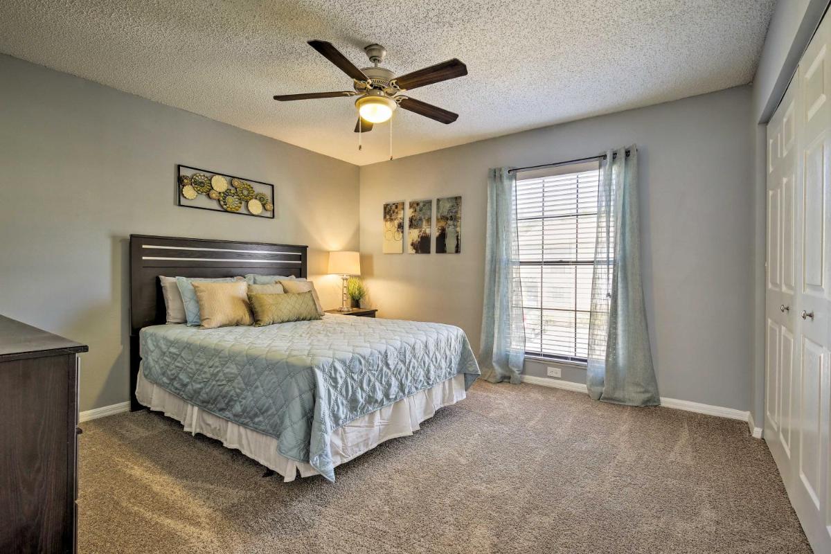 Tampa Townhome with Pool Near Top Attractions! - image 3