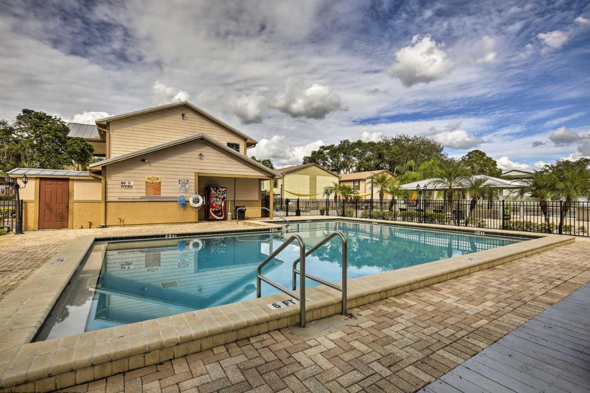 Tampa Townhome with Pool Near Top Attractions! - image 5