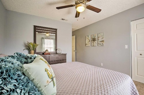 Tampa Townhome with Pool Near Top Attractions! - image 6