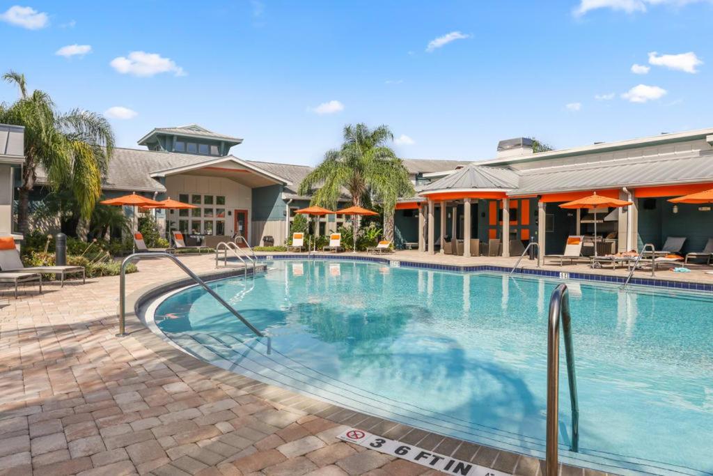 Viagem Bright & Relaxing 2BR with Pool & Gym - image 2