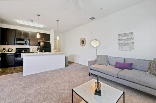 Viagem Bright & Relaxing 2BR with Pool & Gym - image 9