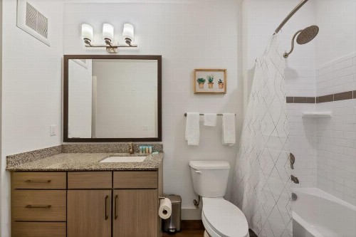Viagem Stylish 1BR with Pool Gym & Parking - image 10