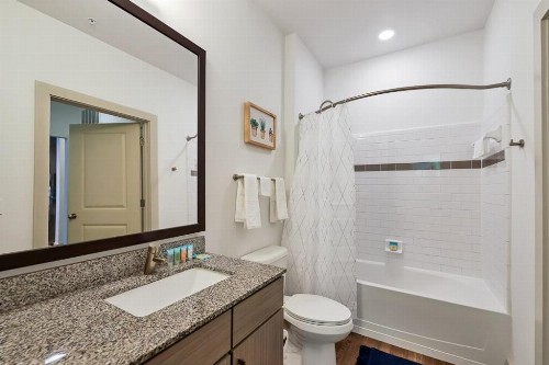 Viagem Stylish 1BR with Pool Gym & Parking - image 8