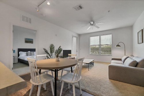 Viagem Stylish 2BR with Pool and Gym