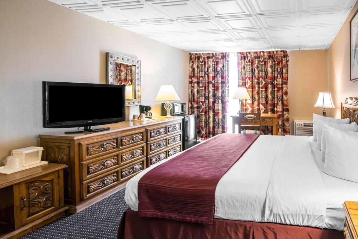 Quality Inn Taos - image 5