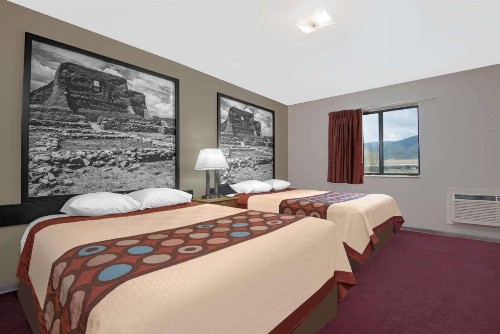 Super 8 by Wyndham Taos - image 6
