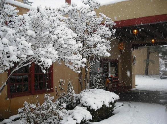 El Pueblo Lodge - image 2