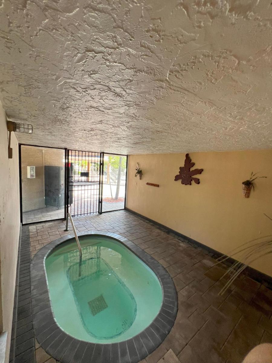 Tarpon Shores Inn - image 4