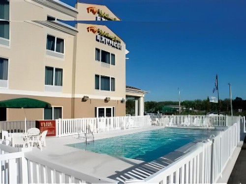 Holiday Inn Express & Suites Tavares an IHG Hotel - image 1