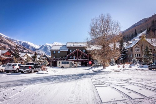 Double Diamond Ski-in/Ski-out Chalet - image 5