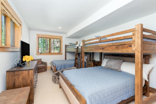 MOUNTAIN MELODY by Exceptional Stays - image 11