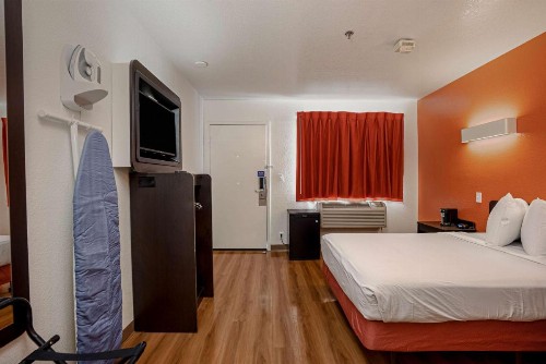 Motel 6-Temecula CA - Historic Old Town - image 10