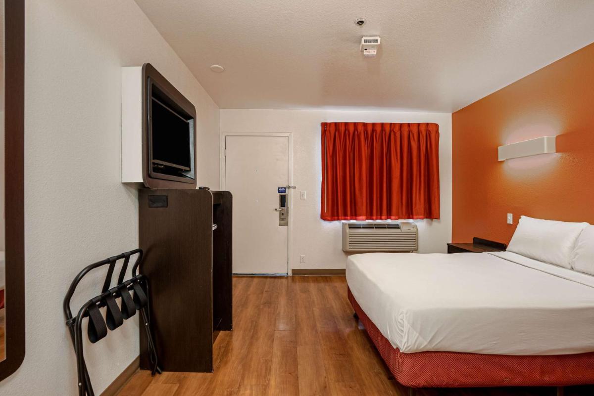 Motel 6-Temecula CA - Historic Old Town - image 7