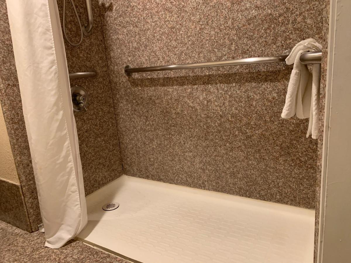 Quality Inn Temecula Valley Wine Country - image 2