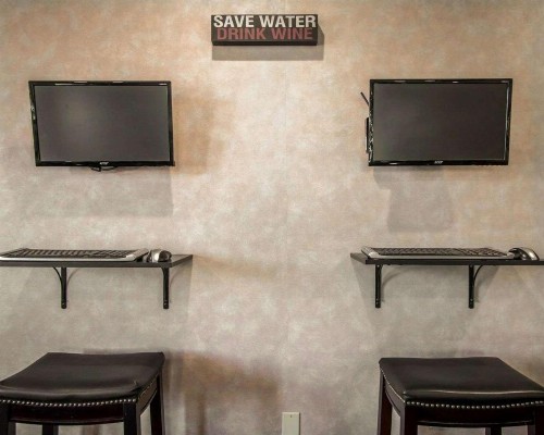 Quality Inn Temecula Valley Wine Country - image 20