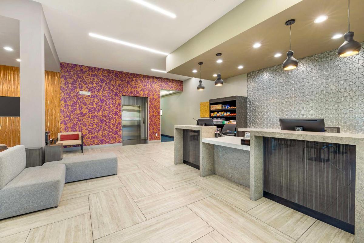 Best Western Plus Temecula Wine Country Hotel & Suites - image 2
