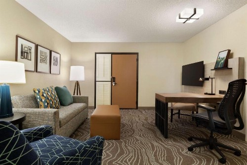 Embassy Suites Phoenix - Tempe - image 24