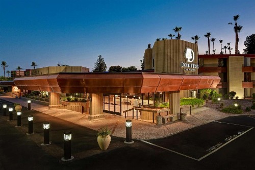 DoubleTree by Hilton Phoenix- Tempe - image 1