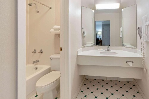 La Quinta Inn by Wyndham Phoenix Sky Harbor Airport - image 10