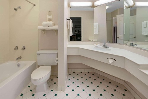 La Quinta Inn by Wyndham Phoenix Sky Harbor Airport - image 11