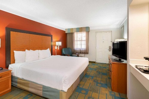 La Quinta Inn by Wyndham Phoenix Sky Harbor Airport - image 12
