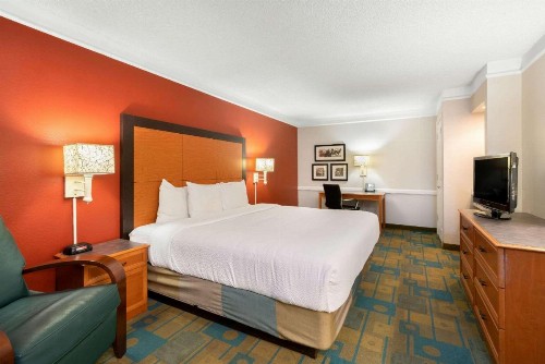 La Quinta Inn by Wyndham Phoenix Sky Harbor Airport - image 13