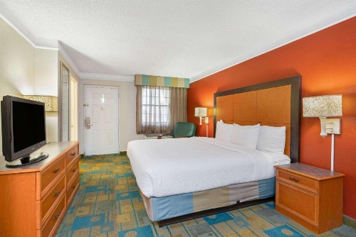 La Quinta Inn by Wyndham Phoenix Sky Harbor Airport - image 14