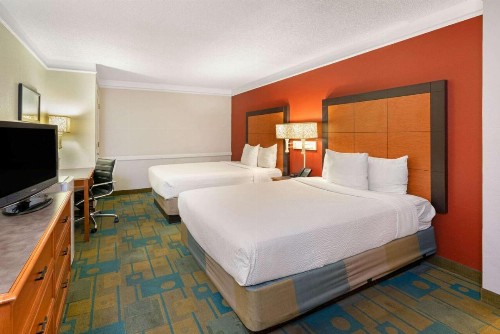 La Quinta Inn by Wyndham Phoenix Sky Harbor Airport - image 17