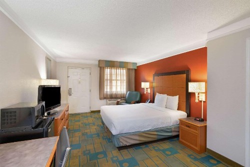 La Quinta Inn by Wyndham Phoenix Sky Harbor Airport - image 18