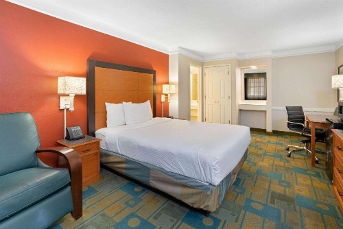 La Quinta Inn by Wyndham Phoenix Sky Harbor Airport - image 19