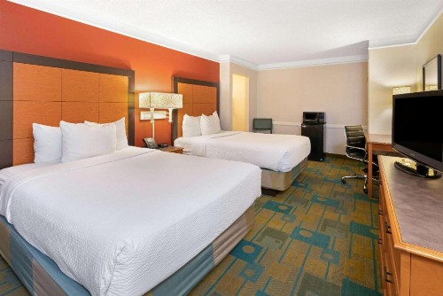 La Quinta Inn by Wyndham Phoenix Sky Harbor Airport - image 20