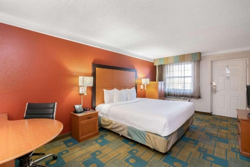 La Quinta Inn by Wyndham Phoenix Sky Harbor Airport - image 21
