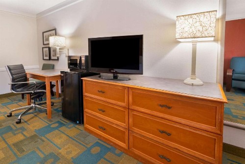 La Quinta Inn by Wyndham Phoenix Sky Harbor Airport - image 22