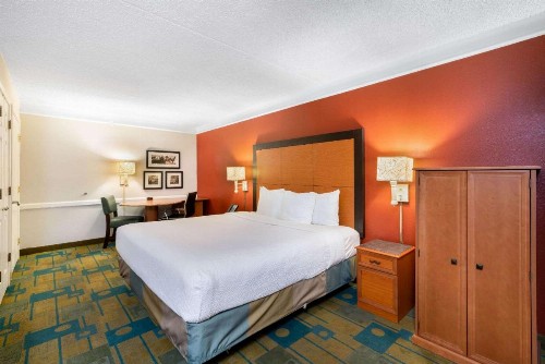 La Quinta Inn by Wyndham Phoenix Sky Harbor Airport - image 23